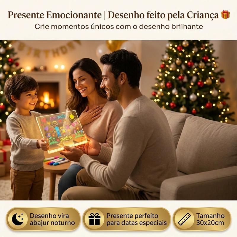 Família recebendo um desenho iluminado feito pela criança